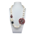 Collana in corallo bambu' bianco naturale, corno, agata vetrificata ed inserto in giada colorata arancio-grigio incisa a mano
