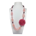 Collana in quarzo rosa sfaccettato, agata ciliegia sfaccettato ed inserto in giada colorata fucsia incisa a mano